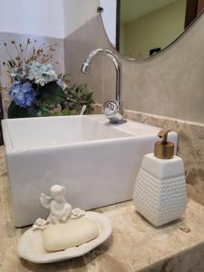 a bathroom with a sink and a bath tub at Pousada Prazeres do Velho Chico in Belo Monte +69 photos