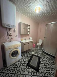 een badkamer met een wasmachine en een wastafel bij Stylish 3 room apartment with amazing sea views in Dikili