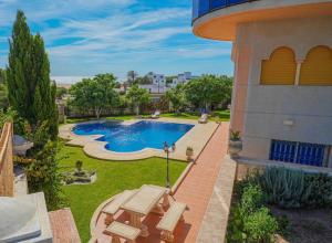 einen Blick über einen Hinterhof mit Pool in der Unterkunft Villa vue sur mer avec piscine in Tangier