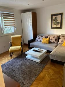 ein Wohnzimmer mit einem Sofa und einem Tisch in der Unterkunft Martina Lux in Belgrad