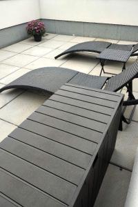 twee stoelen en een tafel op een patio bij GGP Boutique Townhome in Vaughan