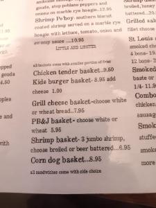 una foto de un menú de la cesta de pollo tierno en White Birch Inn, en Sturgeon Bay