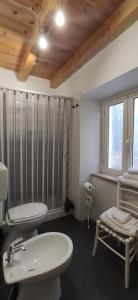 A bathroom at B&B Mastro Francesco