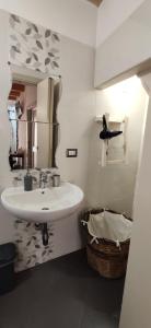 A bathroom at B&B Mastro Francesco