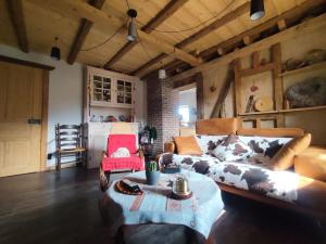 ein Wohnzimmer mit einem Sofa und einem Tisch in der Unterkunft T3 atypique en maison à 200m lac & piste cyclable in Saint-Jorioz