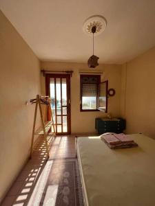 een slaapkamer met een bed, een ladder en een raam bij Stylish 3 room apartment with amazing sea views in Dikili