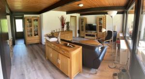 Billede fra billedgalleriet på Bungalow Nordschwarzwald im Ferienpark Schellbronn mit tollem Garten für Natur- und Tierliebhaber i Neuhausen + 8 billeder