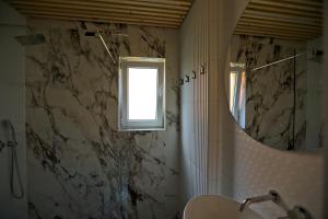 W łazience znajduje się umywalka i lustro. w obiekcie Gwiazda Mogielicy basen & balia, sauna w mieście Słopnice