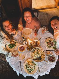 un gruppo di persone seduti intorno a un tavolo con cibo di Bolkesjø Gaard a Notodden Altre 49 foto
