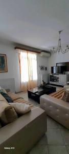 una gran sala de estar con 2 sofás y una mesa. en NIKITA'S HOUSE - 3 min from racetrack - Free parking and Wifi - 7 guests, en Serres