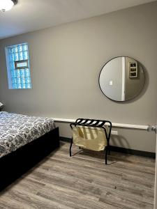 1 dormitorio con cama y espejo en la pared en Cozy & Spacious in Irving Park, en Chicago