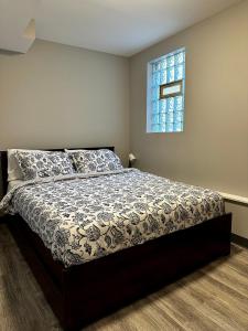 1 dormitorio con cama y ventana en Cozy & Spacious in Irving Park, en Chicago