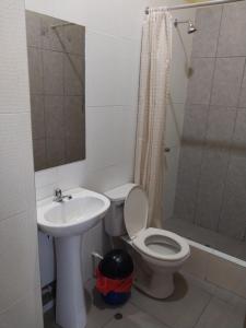 ein Bad mit einem WC, einem Waschbecken und einer Dusche in der Unterkunft Luz de Luna in Piura