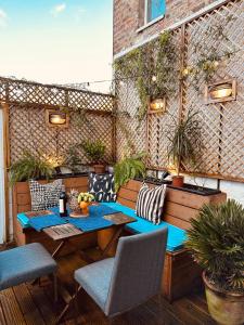 un patio con mesa, sillas y plantas en Georgian holiday House -Perfect for group trips or family getaways to Liverpool, en Liverpool