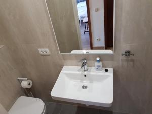 Koupelna v ubytování Apartman Figaro pogled od milijun Dolara, 2 tuša, 2 WC + 35 fotografií