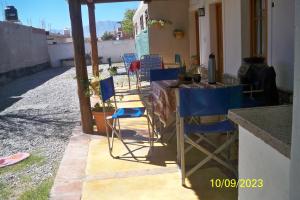 a group of chairs and a table in a house at Crisol. in Cafayate
