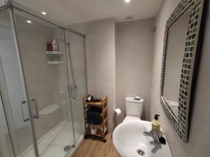 ein Badezimmer mit Toilette, Waschbecken und Dusche in der Unterkunft Studio Cervantes - 100m Beach & City Center in Fuengirola + 11 Fotos