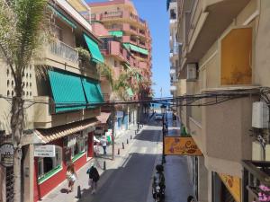eine leere Straße in einer Stadt mit Gebäuden in der Unterkunft Studio Cervantes - 100m Beach & City Center in Fuengirola