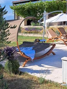 un banc en bois assis sur une terrasse avec une table dans l'établissement Vila Pan, à Zadar