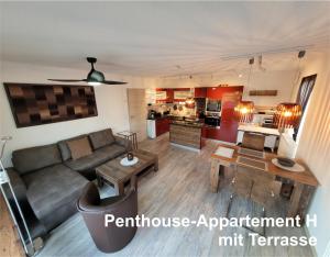 a living room with a couch and a table at APARTMENTHAUS "AM KORNFELD" - 10 Gästewohnungen mit 1-3 Schlafzimmern, 40 Betten, Raucherbalkon, Reinigungs- & Wäscheservice, Grillgarten, Parkplatz in Lünen +15 photos