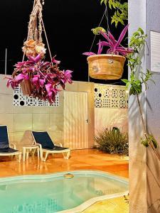 A piscina localizada em Pousada Chalés do Toque ou nos arredores