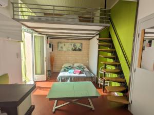 En eller flere senge i et værelse på STUDIO CLIMATISE avec MEZZANINE au calme avec terrasse et parking idéalement situé pour tout faire à pied !