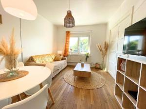 a living room with a table and a couch at Promenade de la Digue in Verdun-sur-Meuse