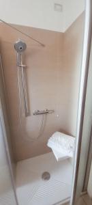 e bagno con doccia, servizi igienici e lavandino. di OLA apartment a Mantova