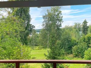 una ventana con vistas al patio en 6 person holiday home in GR NNA, en Gränna