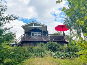 グレンナにある6 person holiday home in GR NNAの赤傘の家