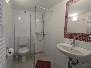 Koupelna v ubytování Haus des Handwerkers + 25 fotografií