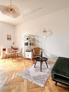 - un salon avec un canapé et une table dans l'établissement Aux Arcades Mulhouse Hyper Centre, à Mulhouse