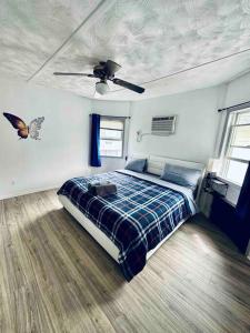 1 dormitorio con cama y techo en Cozy 2 bedrooms apartment near nyc w/free parking, en Bloomfield