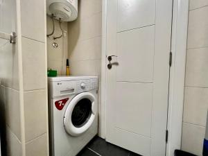 a washer and dryer in a small room at Acacia Hills B1 in Đenovići