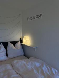 een slaapkamer met een bed en een bord met uitmuntendheid bij Ferienwohnung in Antonshöhe, Nahe Stoneman in Antonshöhe