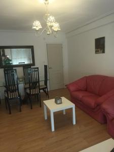 艾拉斯蒂耶羅的住宿－Vista a la sierra，客厅配有红色的沙发和桌子