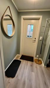 um quarto com um espelho na parede e uma porta em Strøken liten leilighet i Svolvær. em Svolvær