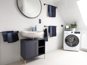 a bathroom with a sink and a washing machine at Vilipa-Apartments Nähe Red Bull Arena, Küche, Smart TV, Badewanne, Maisonette in Leipzig