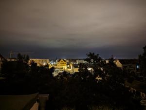 Blick auf die Stadt in der Nacht in der Unterkunft Vilipa-Apartments Nähe Red Bull Arena, Küche, Smart TV, Badewanne, Maisonette in Leipzig