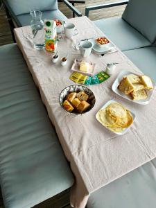 een tafel met brood en ander voedsel erop bij Maison au calme chez Djé et Lucie in La Chapelle-dʼAligné