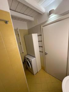 een kleine badkamer met een toilet en een deur bij Andive in Siracusa