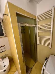 een badkamer met een douche, een toilet en een wastafel bij Andive in Siracusa