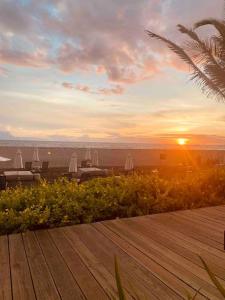puesta de sol en un restaurante con mesas y sillas en Casa a 10 Minutos de la Playa en Nuevo Vallarta Para Máximo 8 Personas, en Mezcales
