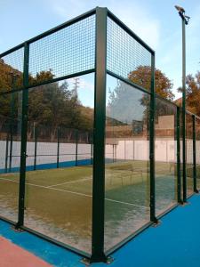 a tennis courts net on a tennis court at La Milotxa in Adsubia