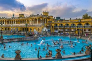 - une grande piscine dans un bâtiment avec des personnes dans l'établissement Carina Family Apartment Downtown, à Budapest