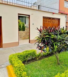 una casa con un árbol en el patio delantero en Casa Verde Jesús María - Zona Residencial en Lima