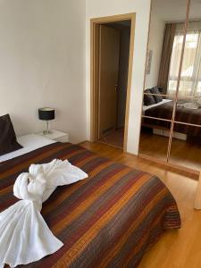 ein Schlafzimmer mit einem Bett mit einem Kleid drauf in der Unterkunft BDA H10 Apartment Budapest in Budapest