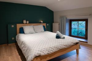 A bed or beds in a room at Le Temps d'une Fugue