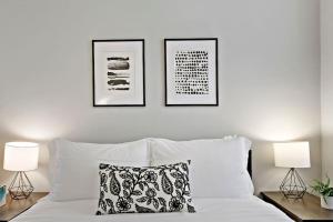 מיטה או מיטות בחדר ב-Enchanting 1-Bedroom Lakeview Apartment - Belmont F6