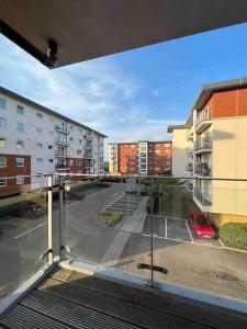 een uitzicht op een lege parkeerplaats vanuit een gebouw bij Beautiful Hatfield 2 Bedroom Apartment FREE Gated Parking - Modern Stylish - Business Park, Hertforshire University, St Albans, Welwyn Garden City, Luton Airport, Harry Potter Studio Tour in Hatfield